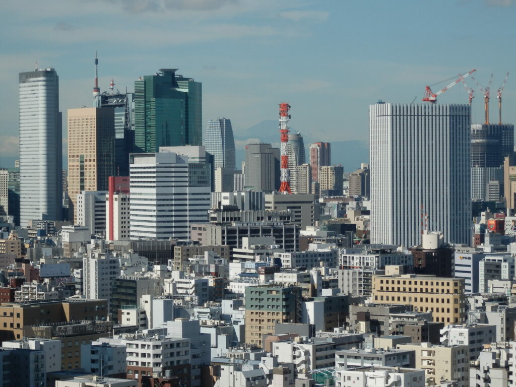Blick auf die Hochhäuser im Tokioter Stadtteil Shiodome, im Hintergrund der Fuji © Sonja Blaschke