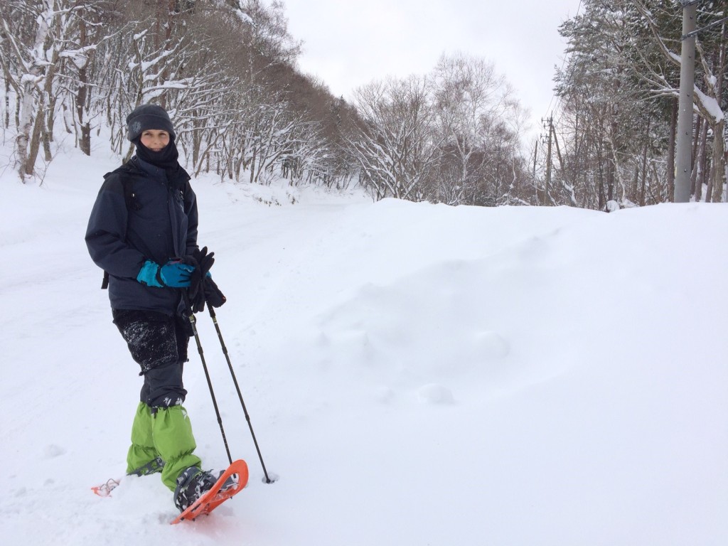 Beim Schneeschuhlaufen in Shiga Kogen, in einem von Japans größten Skigebieten