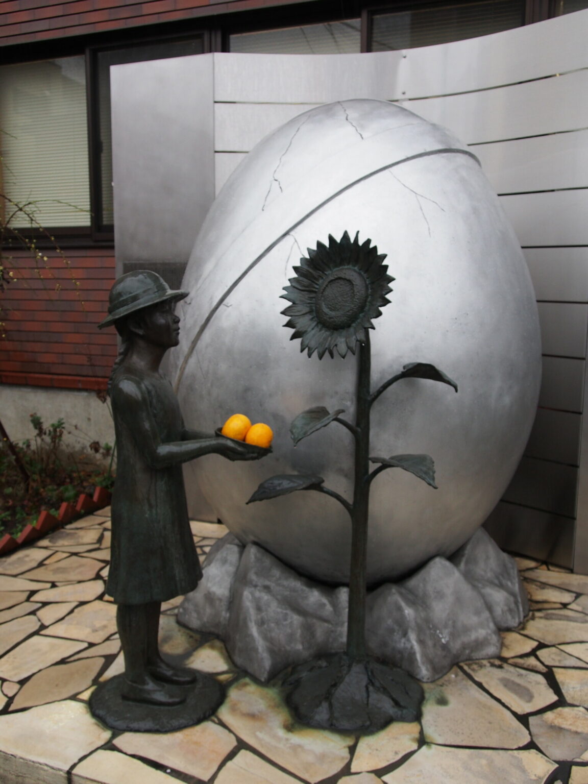 Ein Denkmal für die Opfer vor einem privat finanzierten Museum in Tokio. © Sonja Blaschke