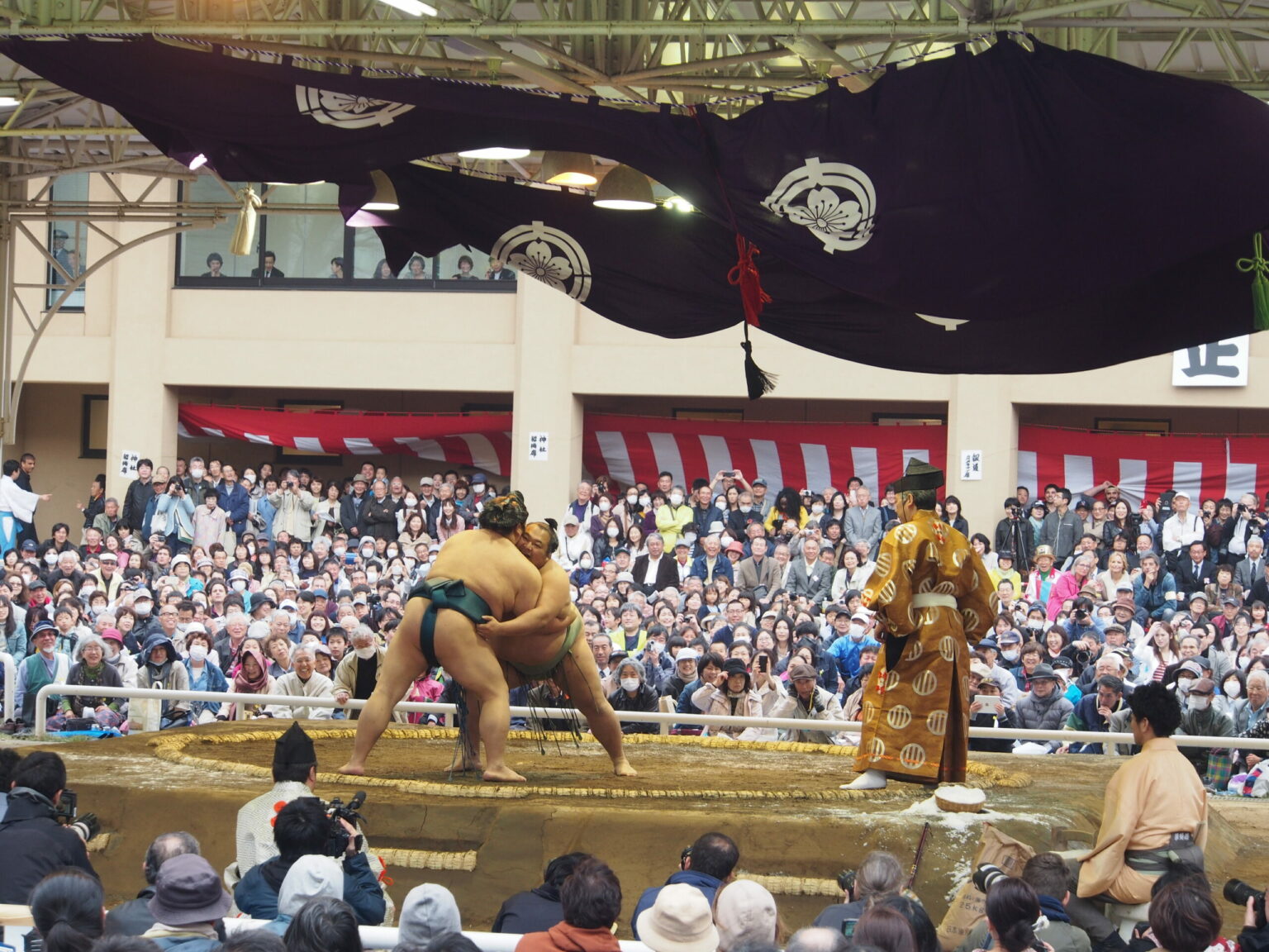 Das jährliche Honozumo-Turnier am Yasukuni-Schrein geht nicht ohne Kampf ab © Sonja Blaschke
