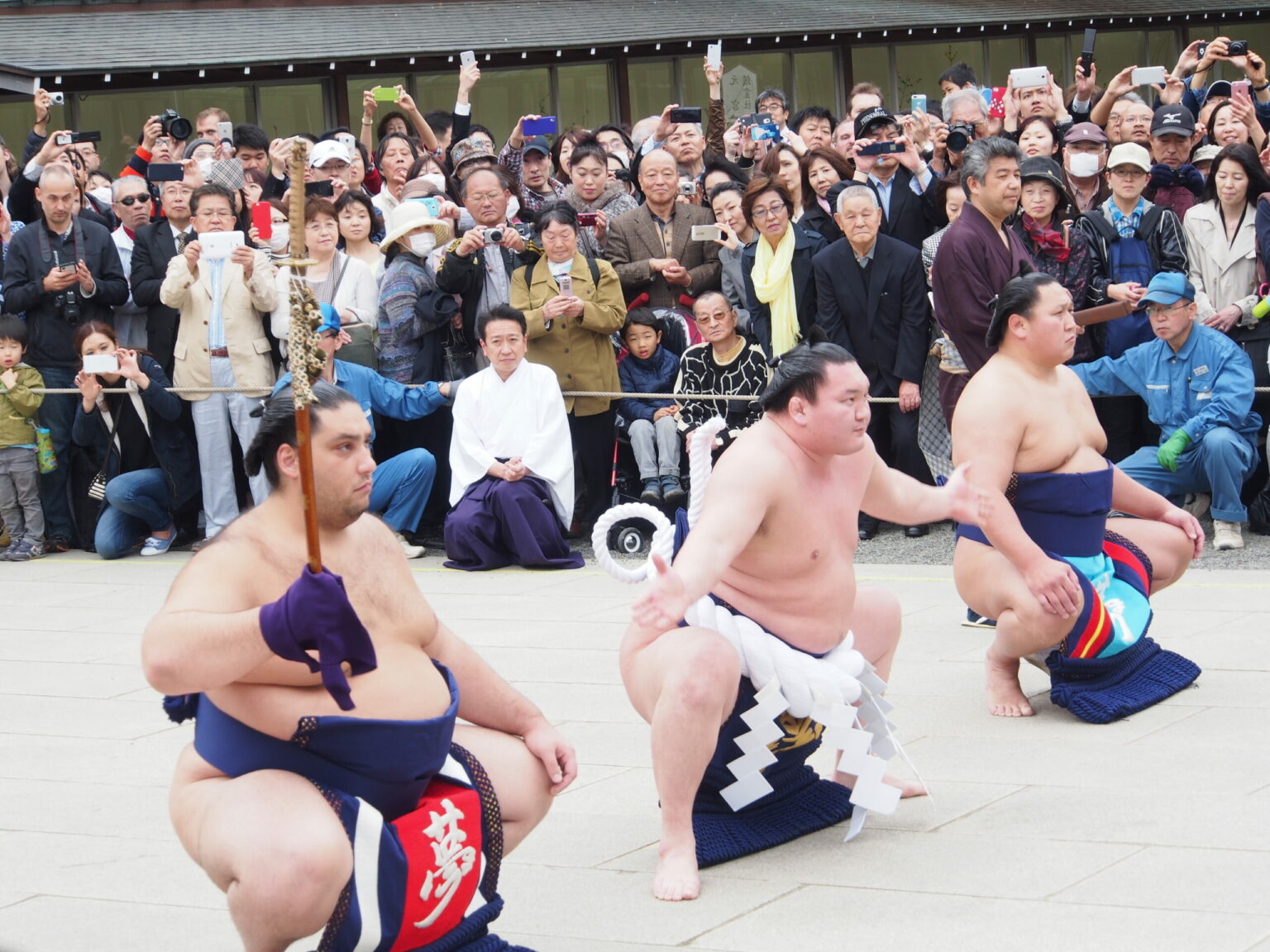 Hakuho (Mitte) gehört zu den prominentesten Sumo-Ringern Japans © Sonja Blaschke