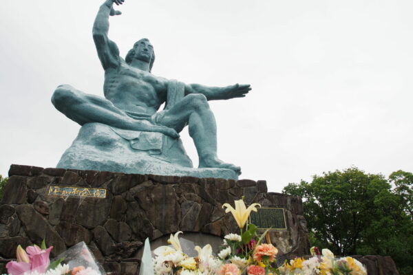 Die Friedensstatue in Nagasaki: eindringliches Mahnmal in Erinnerung an die Opfer der Atombombe © Sonja Blaschke
