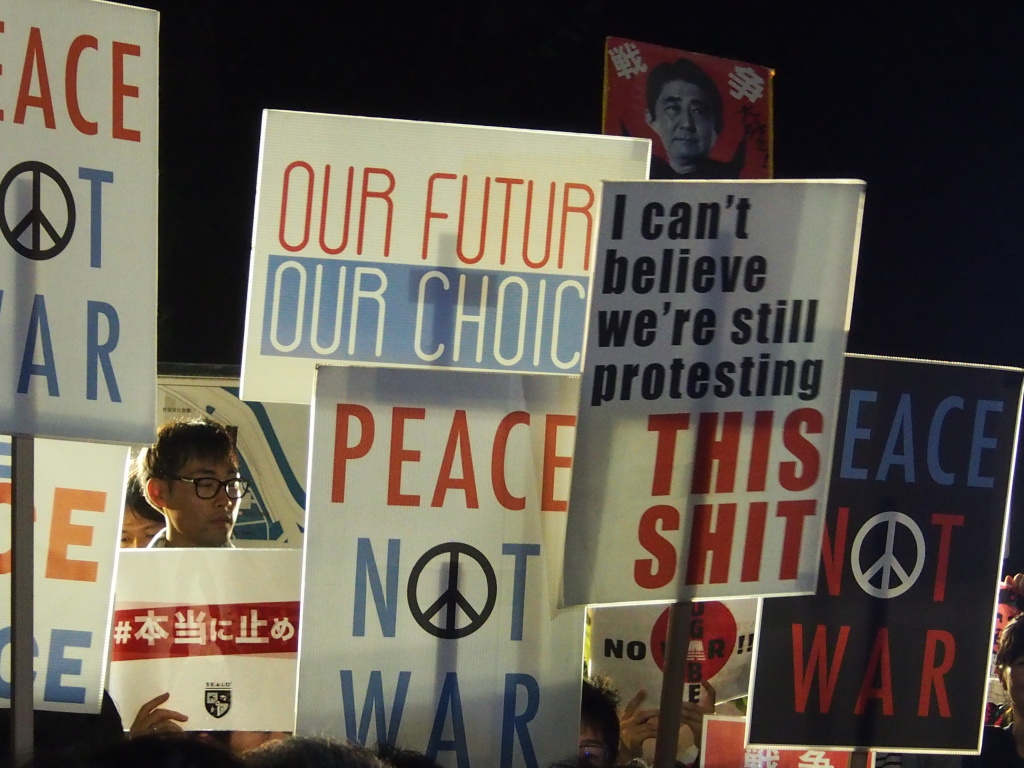 Mit hippen Plakaten gegen Abe: In Japan hat sich eine neue Protestbewegung entwickelt, die mehr junge Menschen anzieht. © Foto: Sonja Blaschke