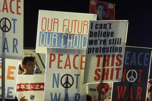 Mit hippen Plakaten gegen Abe: In Japan hat sich eine neue Protestbewegung entwickelt, die mehr junge Menschen anzieht © Foto: Sonja Blaschke