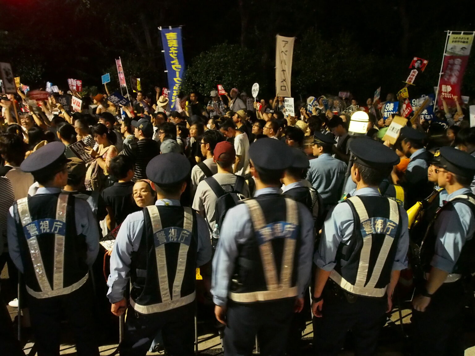Ein großes Polizeiaufgebot begleitet Demonstrationen in Japan häufig, so auch bei den Protesten der SEALDs © Sonja Blaschke