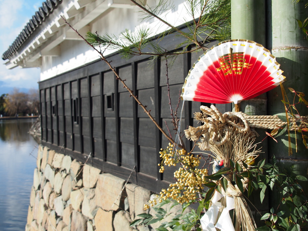 Schmuck zum Jahreswechsel am Schloss in Matsumoto. © Sonja Blaschke