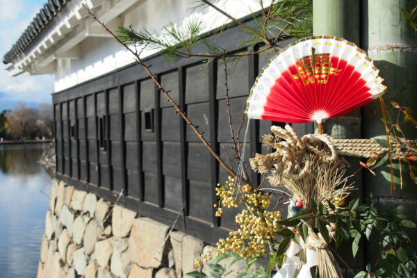 Schmuck zum Jahreswechsel am Schloss in Matsumoto. © Sonja Blaschke