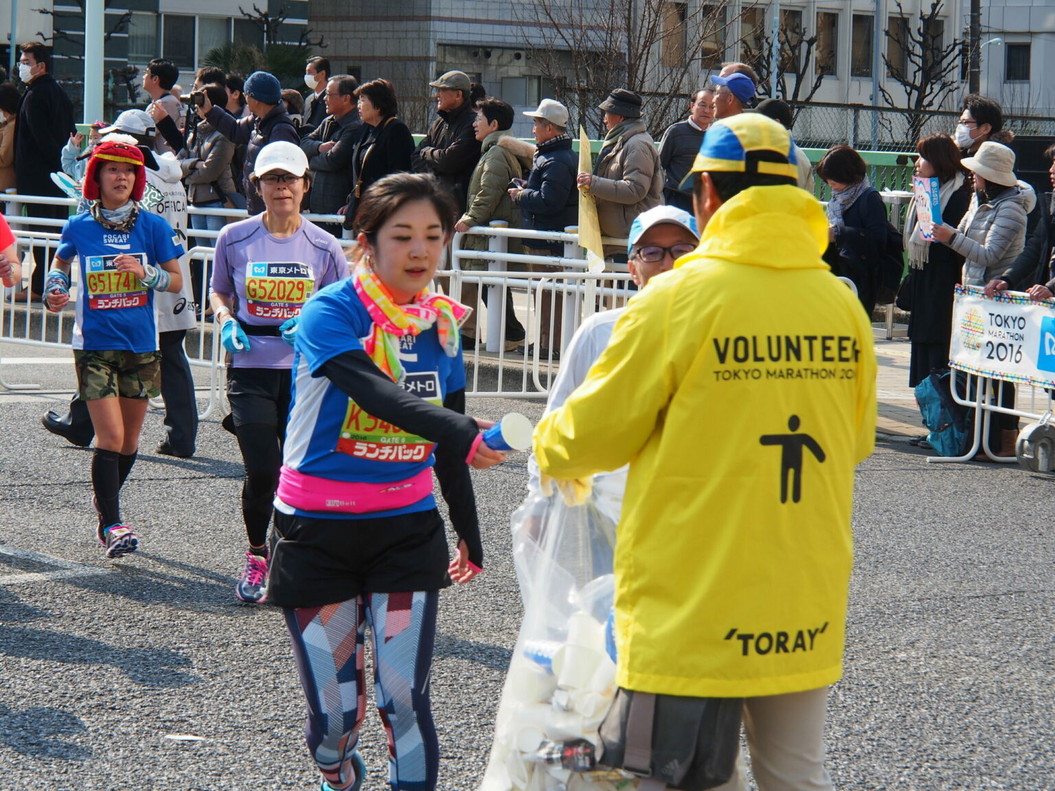 Vielleicht die typischste Szene am Tokyo Marathon. Selbst von den Läufern wird erwartet, dass sie anständig ihren Abfall entsorgen. Zumindest mussten sie sich nicht zwischen „brennbar“ und „nicht-brennbar“ entscheiden. (Aber das ziemlich saubere Tokyo ist zugegeben sehr angenehm.) © Sonja Blaschke