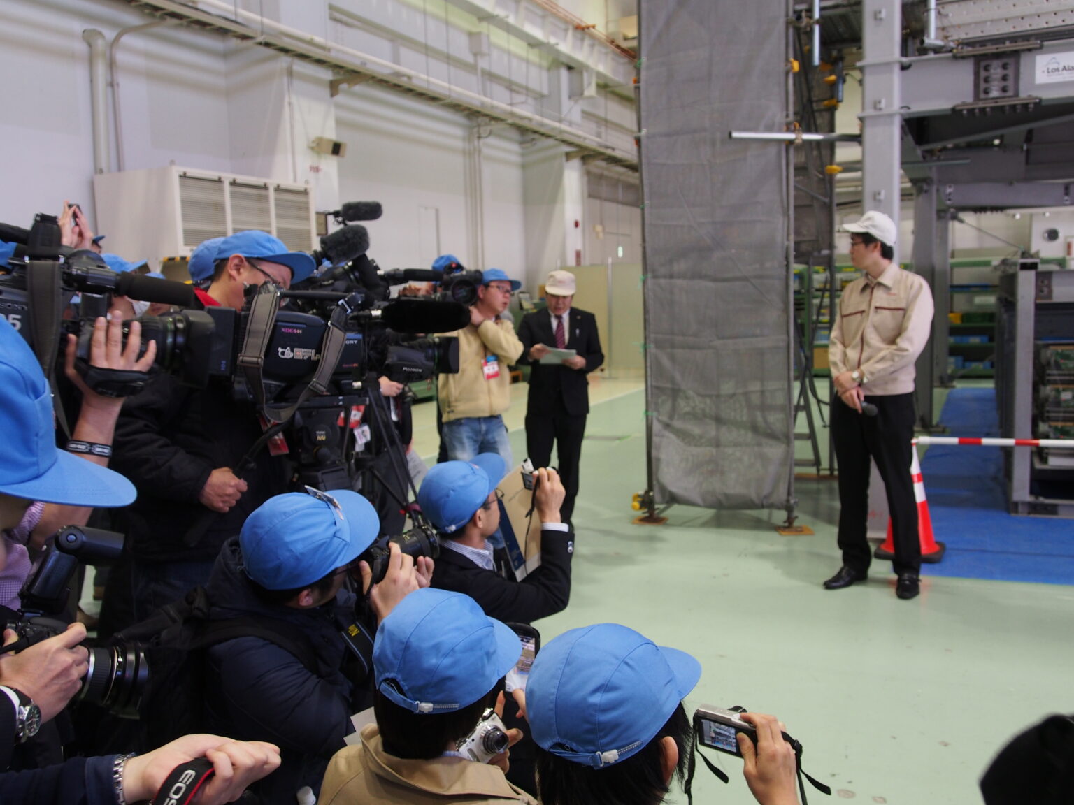 Many journalists and TV crews wanted to see the muon detectors, jointly developed by Japanese and American researchers and engineers in March 2015. © Sonja Blaschke