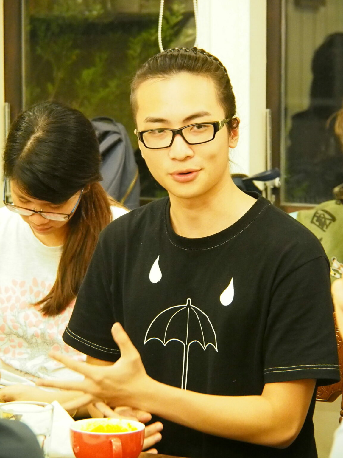 Die Vorderseite von James’ T-Shirt zeigt einen Schirm, das Symbol ihrer Bewegung. Dieser stehe dafür, dass Taiwan „von illegalen Vorgängen in der Regierung überschattet werde“, erklärt er. Foto: Sonja Blaschke