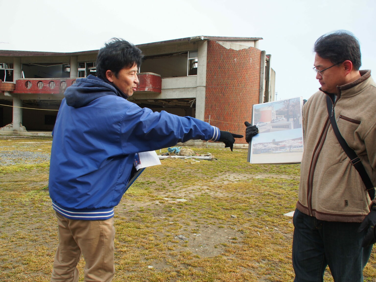 Zwei Väter, die ihre Kinder durch den Tsunami verloren, erklären Besuchern vor Ort, was vor fünf Jahren passierte. © Sonja Blaschke
