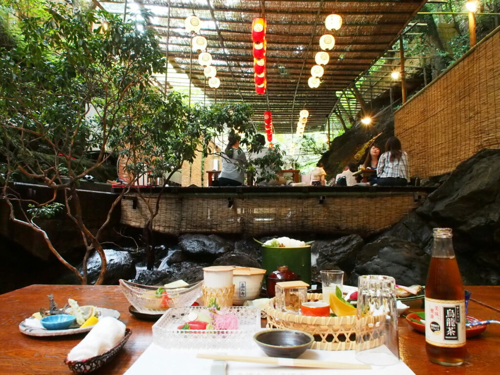 Dinieren auf dem Fluss im Norden Kyotos - erfrisched im heißen Sommer! © Sonja Blaschke