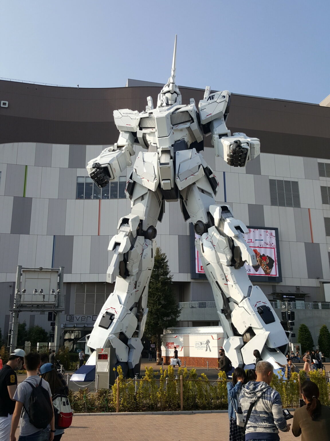Eine riesige Gundam-Statue auf der künstlichen Insel Odaiba in Tokyo © Sonja Blaschke
