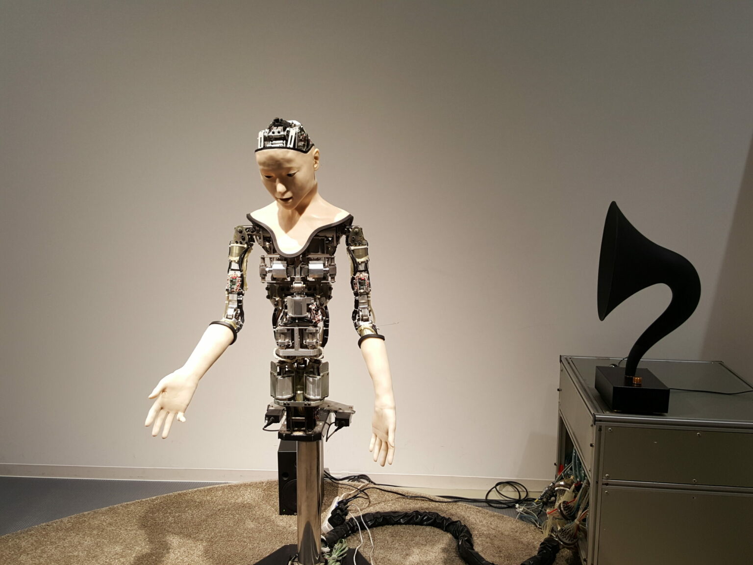 Ein roboterartiges Wesen im Miraikan-Museum in Tokio © Sonja Blaschke