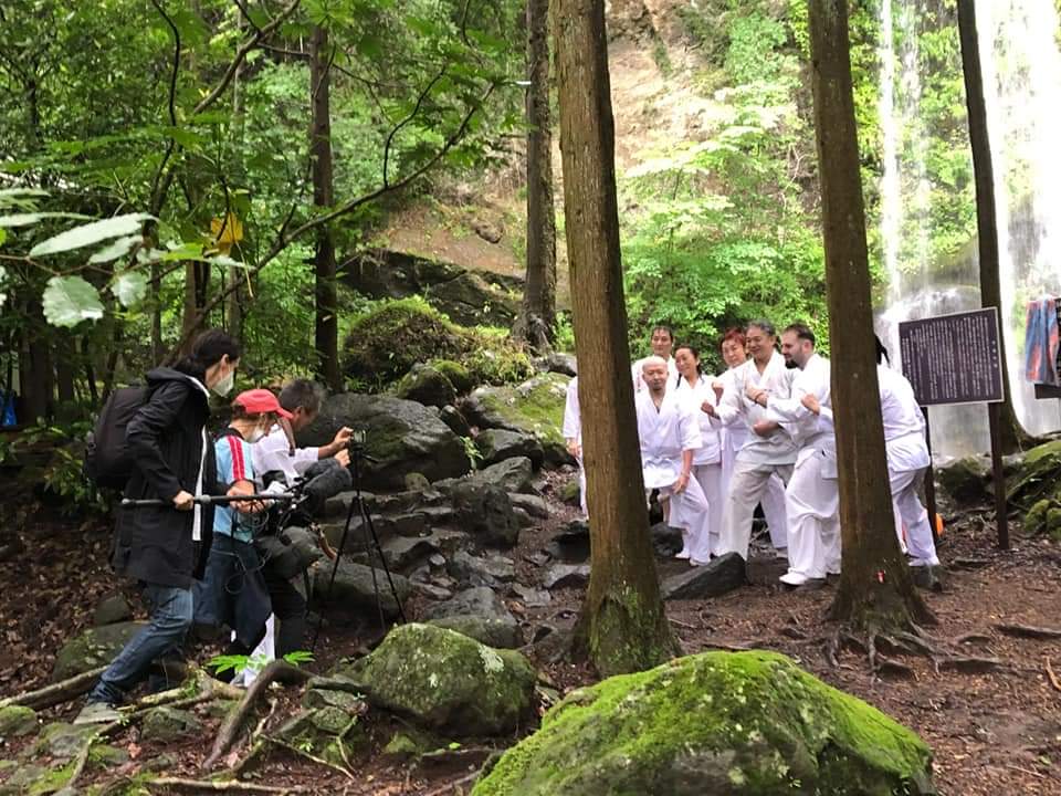 Gruppenfoto vor dem Wasserfall und Blick hinter die Kulissen des ZDF-Drehs
