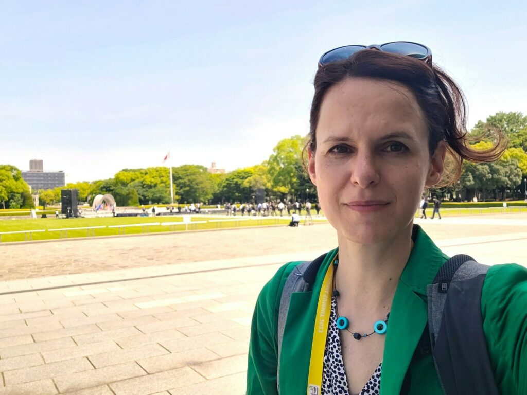 Als akkreditierte Reporterin am G-7-Gipfel in Hiroshima im Mai 2023 © Sonja Blaschke