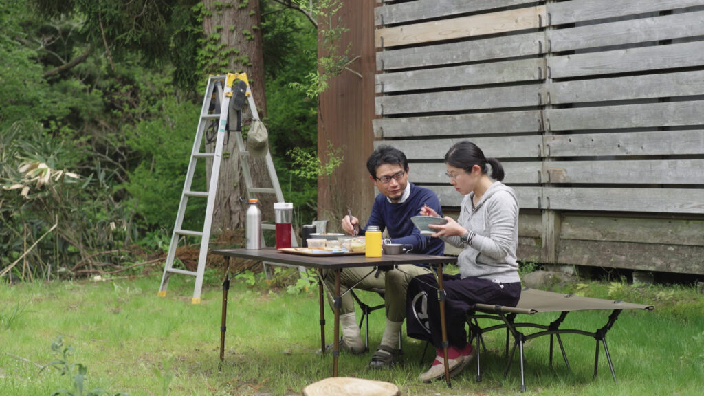 The Miwas enjoy having lunch outside in Ishidani © NZZ Format