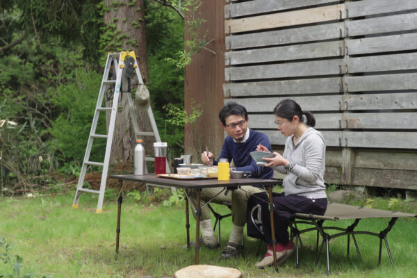 The Miwas enjoy having lunch outside in Ishidani © NZZ Format