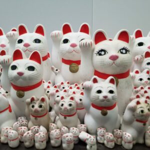 Japanese "fortune cats" at a shrine in Tokyo © Sonja Blaschke
