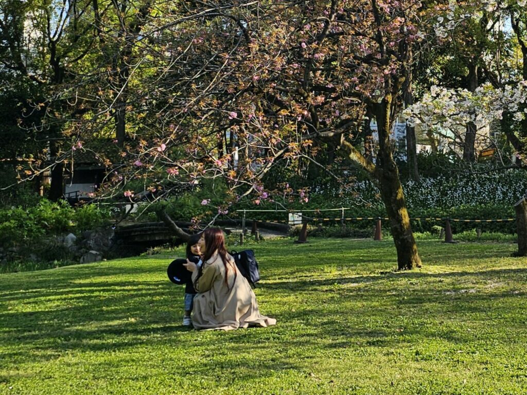 Mutter und Kind zur Kirschblüte in einem Tokioter Park © Sonja Blaschke