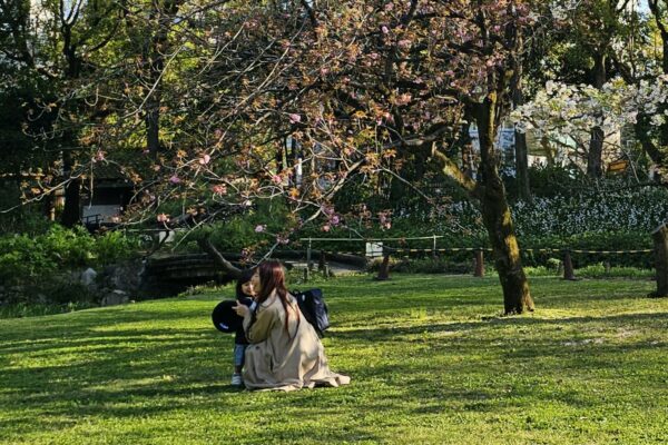 Mutter und Kind zur Kirschblüte in einem Tokioter Park © Sonja Blaschke