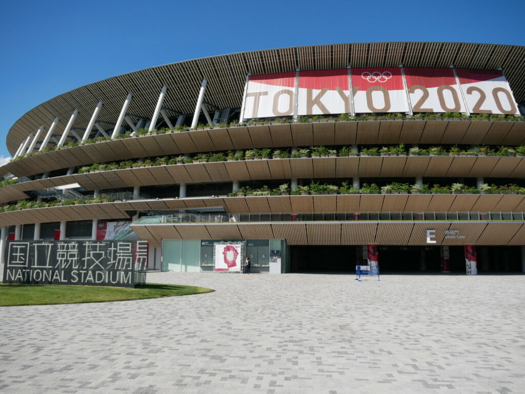 Das von Kengo Kuma gebaute Nationalstadion in Tokio im Sommer 2021 © Sonja Blaschke