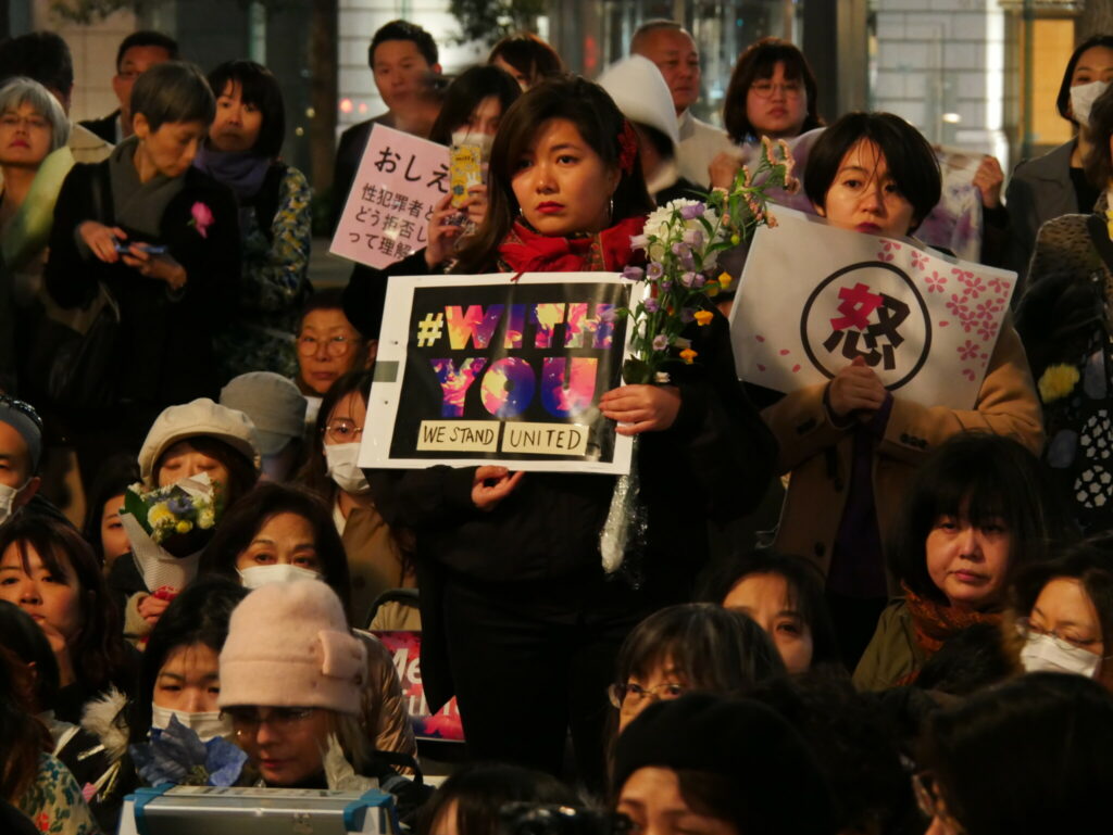 Bei der "Flower Demo" vor dem Tokioter Hauptbahnhof demonstrierten Frauen gegen Diskriminierung © Sonja Blaschke