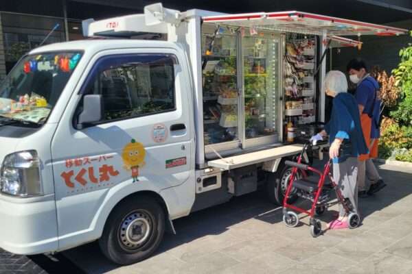 In many Japanese cities - like here in Tokyo as on this picture - mobile supermarkets supply food to elderly citizens © Sonja Blaschke