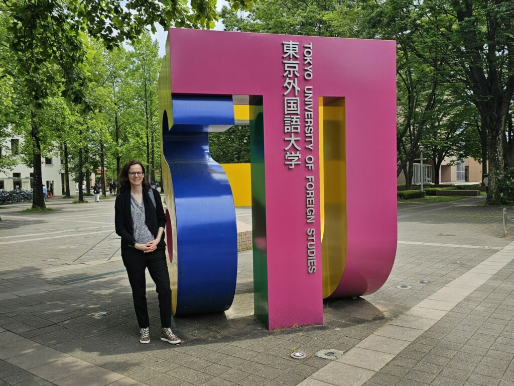 Ein schnelles Foto kurz vor der Filmvorführung an der Fremdsprachenuniversität in Tama © Sonja Blaschke