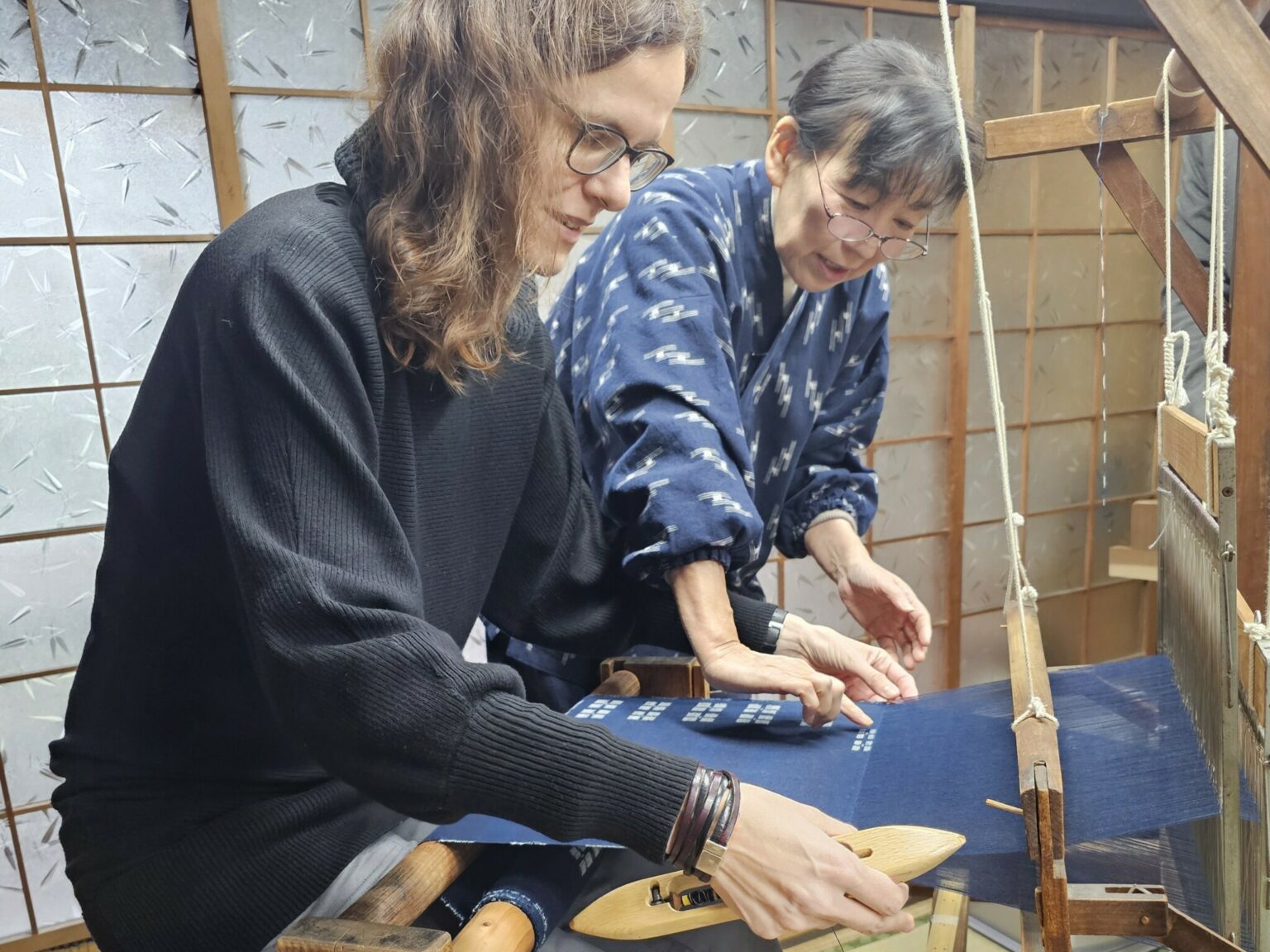 Trying weaving the traditional way © Sonja Blaschke