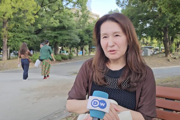 A few days before the LDP leadership election: collecting vox pops in a Tokyo park © Sonja Blaschke | Collecting vox pops in a suburban park in Tokyo © Sonja Blaschke