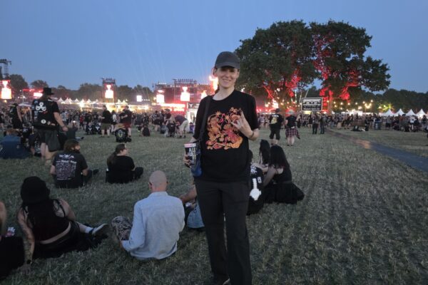 Zum ersten Mal am Wacken Open Air! Mit Rucksack und Zelt bei Hitze, Staub, aber auch mit vielen tollen Shows und Begegnungen! © Sonja Blaschke Zum ersten Mal am Wacken Open Air! Mit Rucksack und Zelt bei Hitze, Staub, aber auch mit vielen tollen Shows und Begegnungen! © Sonja Blaschke