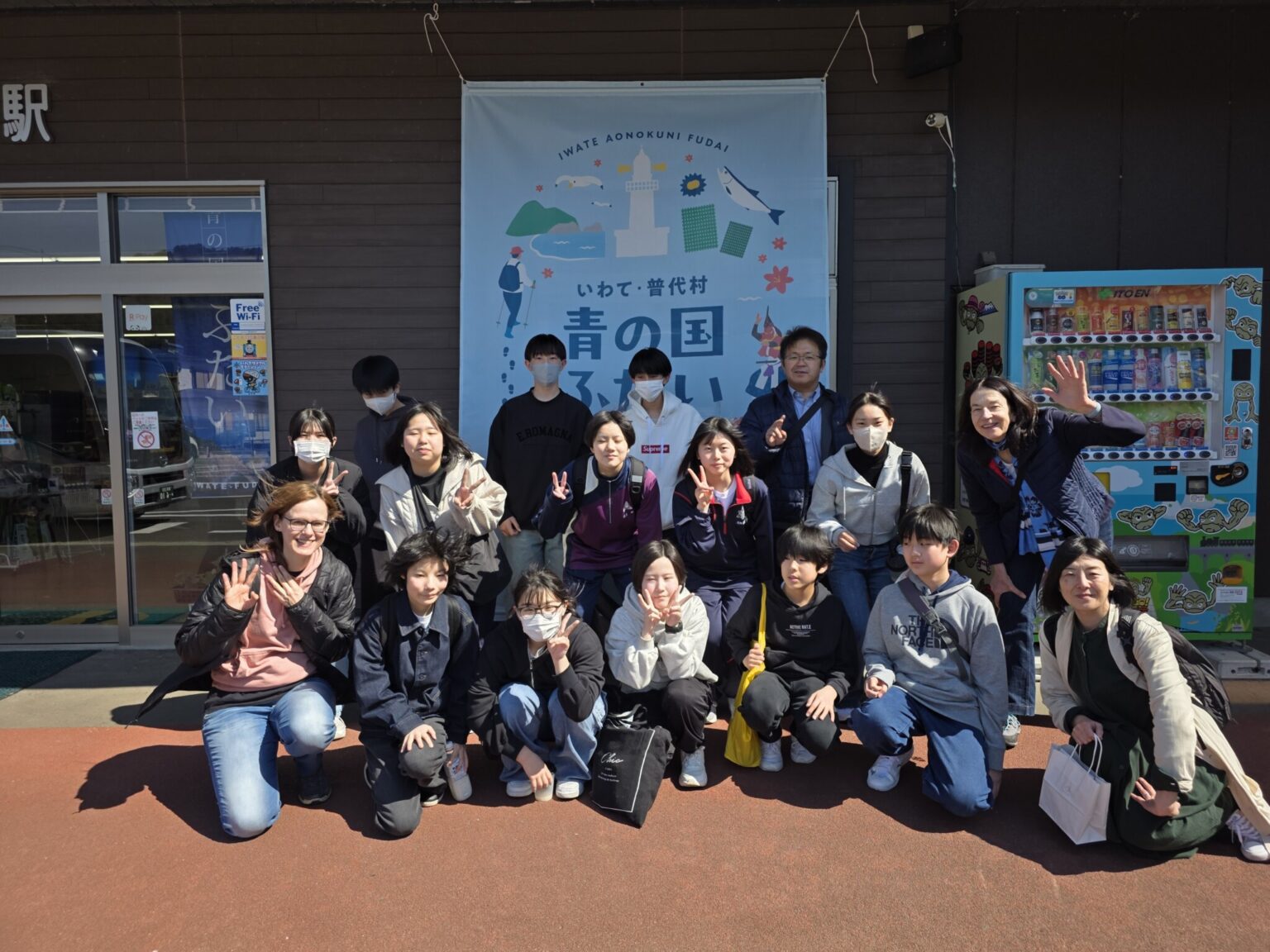 Eine Schulklasse aus Iwate erklärte sich bereit, mit uns eine besondere Zugfahrt zu drehen © Sonja Blaschke Eine Schulklasse aus Iwate erklärte sich bereit, mit uns eine besondere Zugfahrt zu drehen © Sonja Blaschke