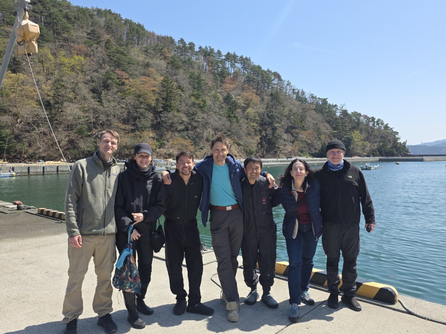 Gruppenfoto in Onagawa mit Tauchguide Takahashi-san (High Bridge) und Unterwasserkameramann Kirin Sekito © Sonja Blaschke Gruppenfoto in Onagawa mit Tauchguide Takahashi-san (High Bridge) und Unterwasserkameramann Kirin Sekito © Sonja Blaschke